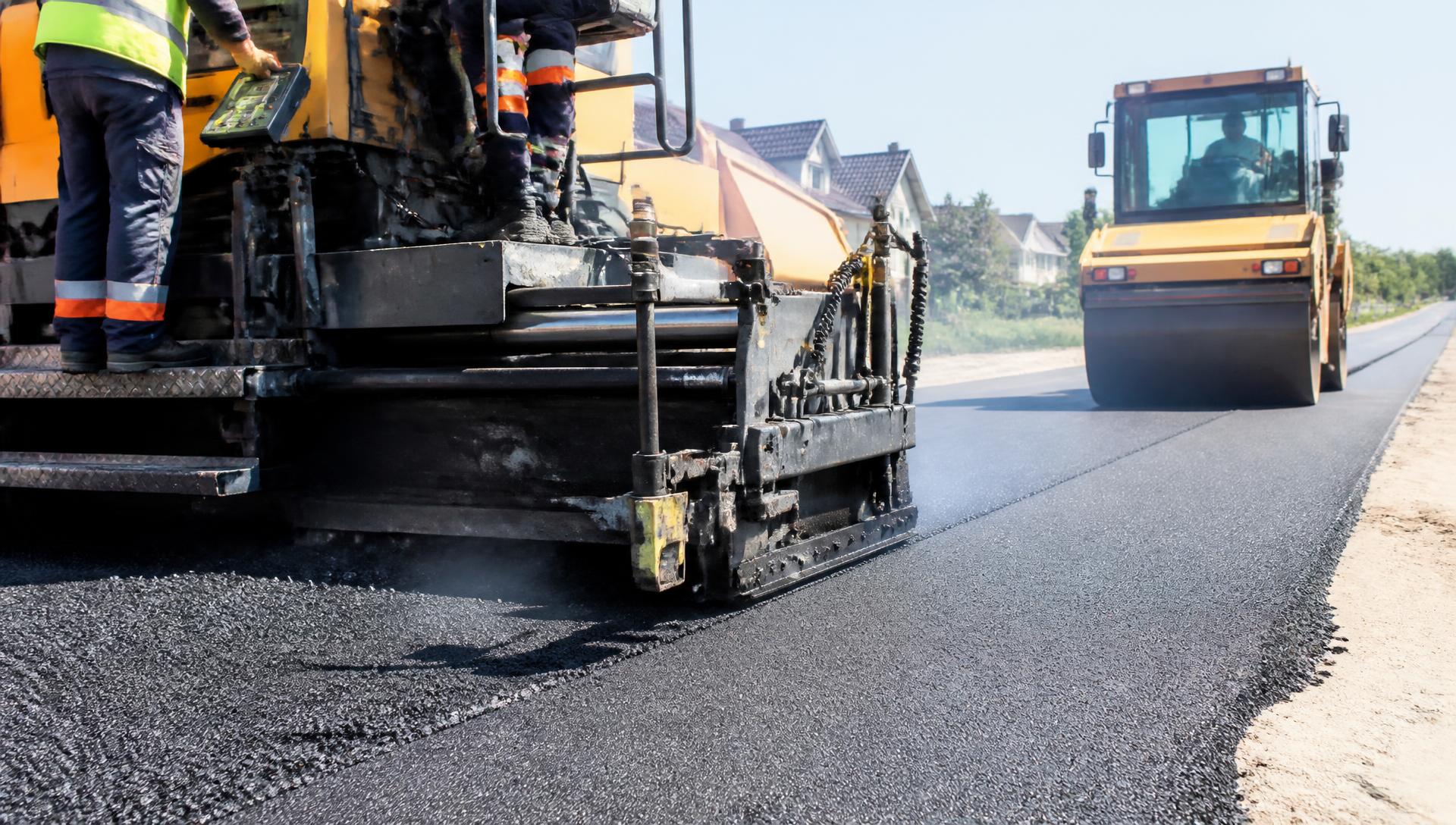 Aplicação de CBUQ com vibroacabadora e rolo compactador